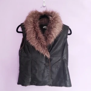  - ✨ Waistcoat med faux päls från BIKBOK

✨ Skick: Oanvänd och i ett jättebra skick!
