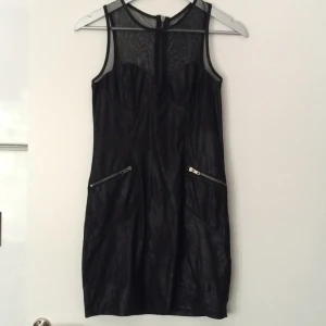  - Fin klänning med mesh.