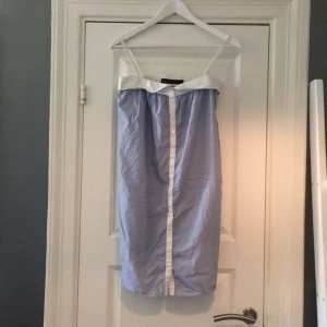  - Fin blåvit randig skjortklänning med knappar 