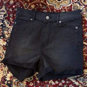 Stretchiga jeansshorts från H&M Devided i storlek 34. Funkar på en storlek 36 också. Svarta med lite 