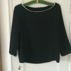  - Svart vidare tröja ifrån Åhléns märke Å. 100% polyester. 3/4 ärm. Använd, men i bra skick. 
