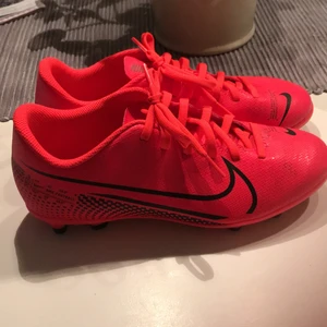 Nike fotbollssbor - Neonrosa Nike fotbollsskor i stl. 38, använd ca 3 gånger men sålde för jag ska sluta på fotboll. Fint skick, hör av er för intresse