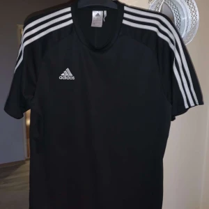 Adidas t-shirt storlek L  - Adidas t-shirt storlek L (träningströja) (Fraktar endast) (filmar alltid innan betalning)