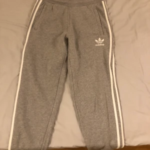 Adidas mjukisbyxor - Säljer nu mina fina gråa adidas mjukisbyxor då dem blivit för korta för mig! Nypris så betalade jag 600kr för dem. Skulle säga att dem passade någon som är ungefär 160-165 cm lång beroende på hur oversized/långa man vill ha dem!🥰