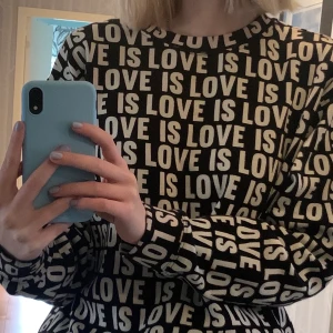 Sweatshirt- Monki - Sweatshirt från Monki med texten "Love is love". Väldigt mjuk och ganska "boxig" i passformen, använd några gånger. 🦋 Köpare betalar frakt.