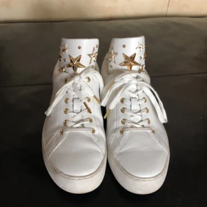 michael kors skor! strl 40 - Säljer mina snyggaste skor pga för stora för mig! Nästan helt nya, använda 3-5 gånger, som i nyskick. Dom skickas i lådan som medkom. Äkta michael kors, supersnygga och sköna!                              