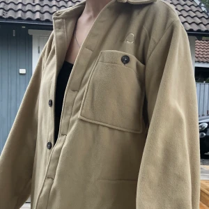 Fleece  - En mysig och snygg fleece från Weekday. Lägg ett bud :) 