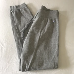 Champion mjukisbyxor - Säljer mina fina champion mjukisbyxor då de blivit för korta😭Väl använda men i riktigt fint skick! Jag är ca 170, skulle säga att de passar 168 och nedåt! Priset kan diskuteras vid snabbt köp men köparen står för frakt💗Skriv vid frågor eller intresse!