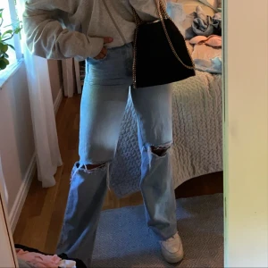 populära zara jeans - säljer dessa jeans från zara i både st 36 och 38 då de inte kommer till användning och har många liknande!