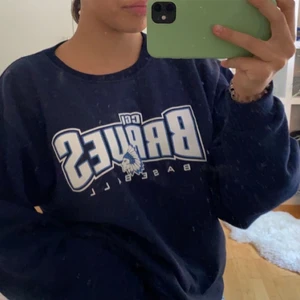 Sweatshirt ❤️ - säljer min Sweatshirt för den aldrig kommer till användning! Pris kan diskuteras 💕✨ den är mycket mindre i storleken, samt oversized. är vanligtvis en XS. Buda gärna här i kommentarerna! bud 360!