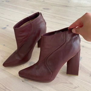 Stövletter från Weekday stl 38 - Weekday, Stl 38. Kan mötas i Stockholm City eller skicka med 63 frakt. Sparsamt använda, typ två ggr ❣️