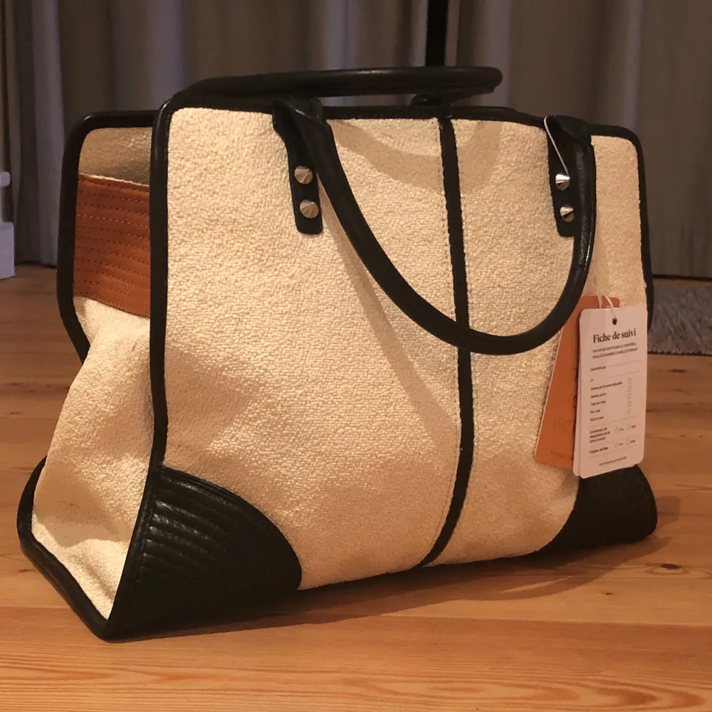 Säljer denna supersnygga Rebecca minkoff väskan. Den är i toppskick och nypriset på den är 9380kr. Dustbag medföljer. Modellen heter Sienna Leather-Trimmed Straw Tote Bag. Pris kan diskuteras vid snabb affär. . Väskor.