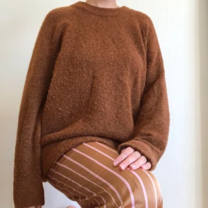 Brun stickad tröja från Samsøe Samsøe  - Superfin brun stickad tröja från Samsøe Samsøe. Väldigt fint skick. Lite större i modellen, den ska vara oversize. Går upp i halsen. 