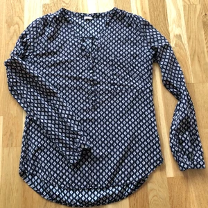 Mönstrad långärmad blus i lätt material S - Mönstrad långärmad blus i lätt material 🍁Passar perfekt till höst  🍁Märke: Pimkie 🍁Storlek S 🍁Jättebra skick, knappt använd 🍁Pris: 35 kr 🧺Tvättad efter användning 🚫Djurfritt och rökfritt hem 📬Kan skickas mot fraktkostnad 📍Finns i Mölnlycke