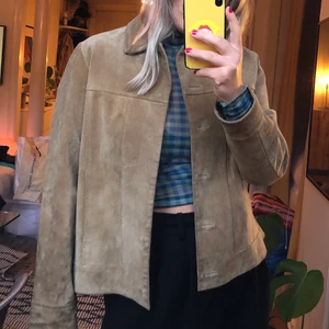 Mockajacka Vintage - Clean mockajacka köpt vintage, lite sliten på armarna. Fin i höst med en hoodie, lager på lager. 