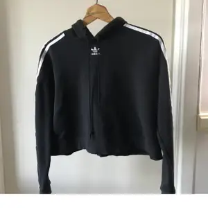 En jätte snygg hoodie från Adidas i storlek S, väl använd men i fint skick, den är lite croppad.