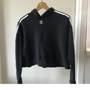 Adidas hoodie, S - En jätte snygg hoodie från Adidas i storlek S, väl använd men i fint skick, den är lite croppad.