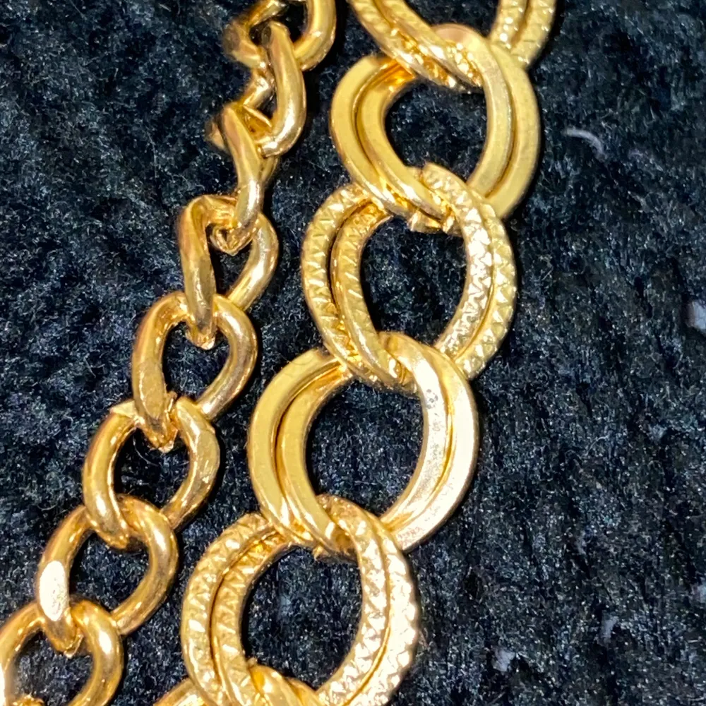 Ett halsband med två lager av guldgedjor i olika storlekar. Superfint och känns tungt, och inte alls plastigt! Köparen står för frakt på 42kr . Övrigt.