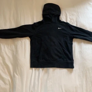 Nike hoodie - Svart Nike hoodie, relativ bra skick använt hyfsat mycket, dock väldig skön och passar till de flesta plagg, strl S 