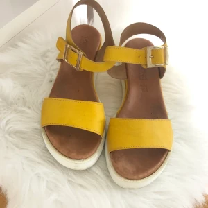 Italienska sandaler stl 38. - Dessa Italienska fina sköna sandalerna är köpta av mig i Italien. Säljer dem nu. Väldigt bra kvalitet. Nypris var 800:-. Du står för frakten och swishar innan skick. 