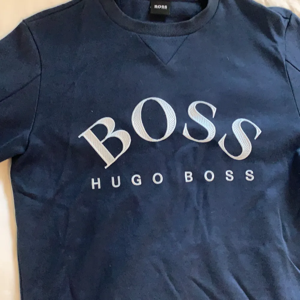 Marin blå Hugo boss tröja, använt väldigt få gånger alltså är den i väldigt bra skick. Säljer den för den inte längre är i min stil men i övrigt väldigt skön och snygg vardags tröja. Tröjor & Koftor.
