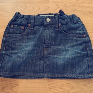 Kjol  - en fin jeanskjol som inte använd pga av att jag inte passar i så kort kjol. Pris kan diskuteras så skriv till mig.