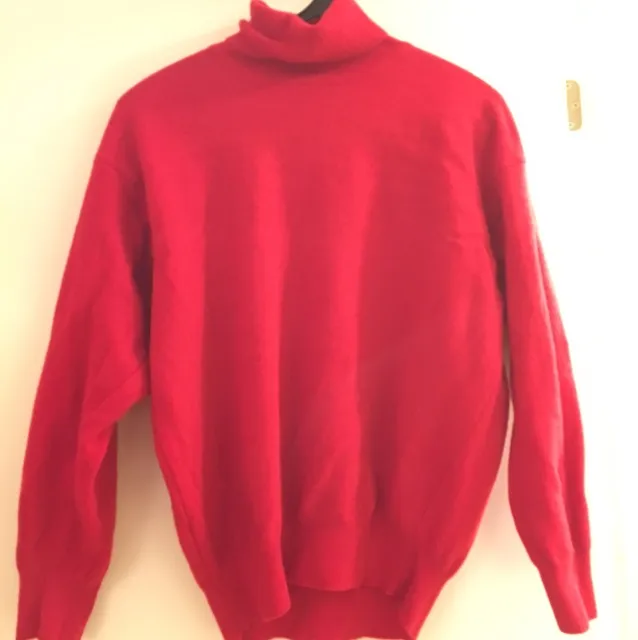 This vintage garment is from early age of United Colors of Benetton, 100%lambswool which can keep you warm in a chilly winter.
Excellent condition, made in Italy.. Tröjor & Koftor.