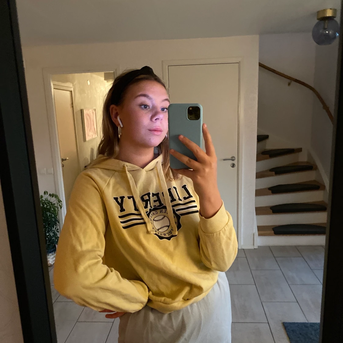 Gul hoodie med tryck - 90