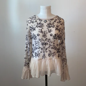 Blus med paljetter från Zara - Blus med paljetter från Zara. Köparen står för frakten 