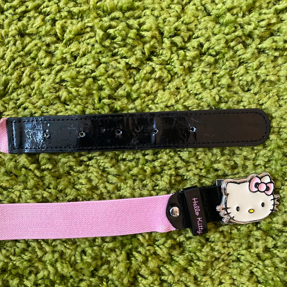 ÄKTA vintage rosa Hello Kitty-bälte från hello kittys egna märke SANRIO OFFICIAL. MÅTT: längd 71cm, men den rosa delen av bältet är mycket stretchigt och kan dras ut till runt 115cm! Buda från 110kr med minst 5kr höjning! HÖGSTA BUD: 150 + frakt ✨. Accessoarer.