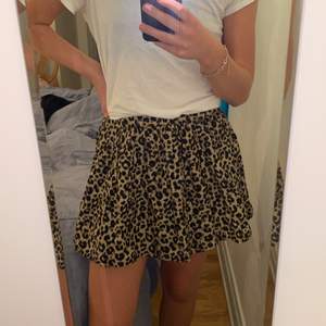 En superfin leopard kjol, aldrig använt då den inte riktigt är i min stil, super bra skick, samt stretchig runt midjan. Perfekt längd, då jag själv är 180cm och är inte för kort! Kjolen kommer från H&M. Storleken är lite oklar då den är köpt på barn men eftersom den passar mig som är så lång skulle jag säga en s/m🤍😌