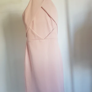 Klänning - Fin sommar- eller festklänning från Nelly. Färgen är nude/rosa. Säljes då den är för liten. Aldrig använd.  Storlek XS. Frakt ingår. 