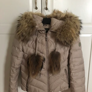 Hollies jacka  - Hollies jacka i storlek 36. Innehåller dun. 