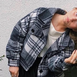 Rutigjacka strl S passar även xs/m - Väldigt fin rutigjacka som används nåra få ggr, jackan kommer ifrån märket Design by som och har en väldigt hög kvalite! Skriv vid intresse men även om ni har frågor💗 köpte jackan för 536kr mitt pris 280kr, köparen står för frakt