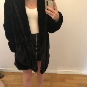 Svart kappa - Säljer min svarta kappa från junkyard i stl s. Köpt förra vintern men aldrig använd, nypris runt 650kr  