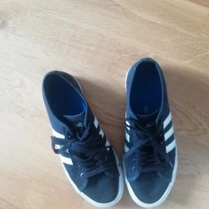 Adidas matchcourt strl 41 - Adidas-skor i fint skick! Inte mycket använda! Kan skickas med posten eller avhämtas i Malmö ::::) 