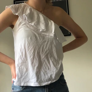 One-shoulder topp - Så fin one-shoulder topp från HM, säljer en likadan fast svart så paketpris kan fixas om man köper båda två✨  skön och i bra skick! Köparen står för frakten!💕