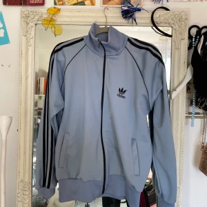Blå adidaskofta - Frakt: 66kr💞💞 hör av dig om du är intresserad 💞