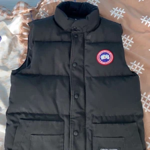 Äkta canada goose väst - Ser ut som helt ny, använd ett par gånger.                         Färg:svart. Kvitto och äktahetsbevis finns digitalt.        Nypris 4200