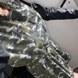 Militärgrön jacka - Använd 1 gång i mycket god skick , kan skickas mot fraktkostnad 