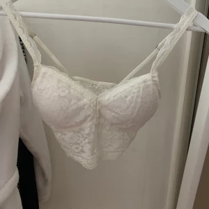 Vit topp - En vit spets topp från märket hollister. Använd några fåtals gånger. Tvättar plagget innan säljning. Frakten står köparen för. Skriv om ni har några funderingar !!🤍💓🌸 