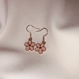 Örhänge blommor🌸 - Örhänge med blommor🌸 59:- & gratis frakt! Vill du köpa? Kontakta mig!✨