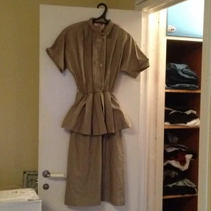  - Snygg retroklänning i militärfärg från Beyond Retro. Säljer den pågrund av att den är för stor för mig! 