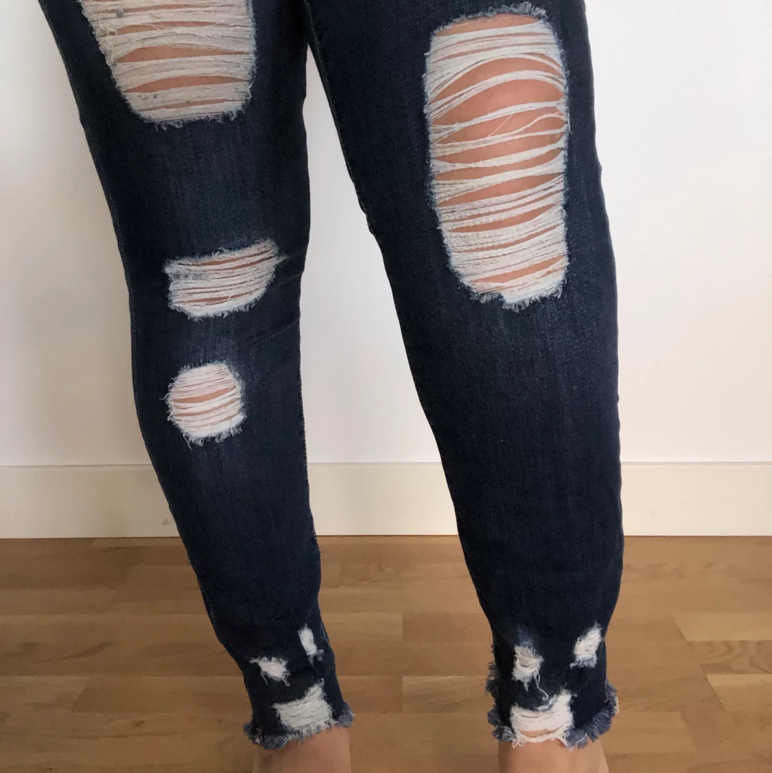 Mörkblåa ripped jeans - 91