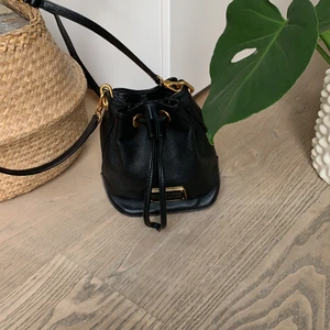 Väska Marc Jacobs  - Väska från Marc Jacobs i en supersnygg modell!! Ser ut som ny🖤 inköpspris var ca 2600kr