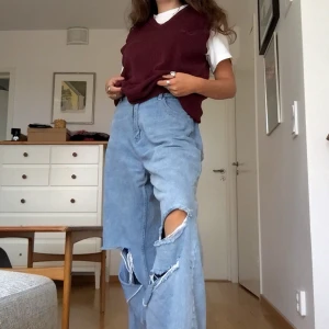 Väst - Röd väst! Står ingen storlek men den är oversized.💘 Skriv privat för frågor! Buda i kommentarerna! Högsta bud: 260+frakt 💘 Avslutas 18:00 imorgon