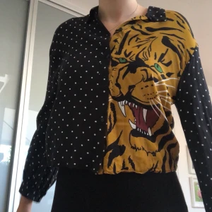 Skjorta - Skjorta med coolt tryck från Zara som både är fin att ha stängd som på bilden eller öppen med något under! Storlek s men skulle säga att den är lite större i storleken