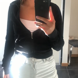 Hoodie juicy couture - En svart mysig luvtröja/ziphoodie från juicy couture. I bra skick 💙 nypris ca 900 kr