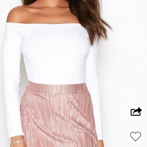 Off shoulder body från Nelly - Superfin ribbad vit body från Nelly. Använd fåtal gånger och har inga tecken på användning. Storlek M☺️