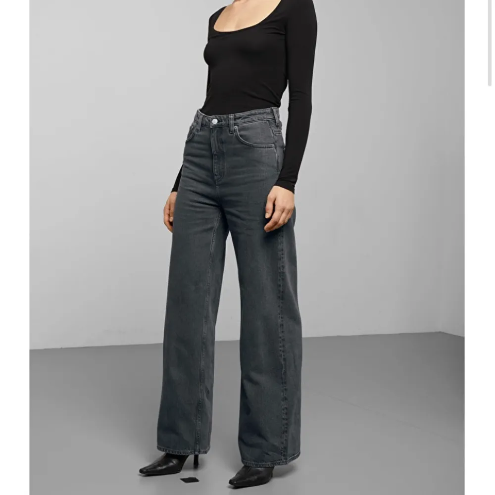 Jeans från Weekday i modellen ”Ace”. Använda ENDAST 1 gång, säljer eftersom dom aldrig kommer till användning. Jeans & Byxor.